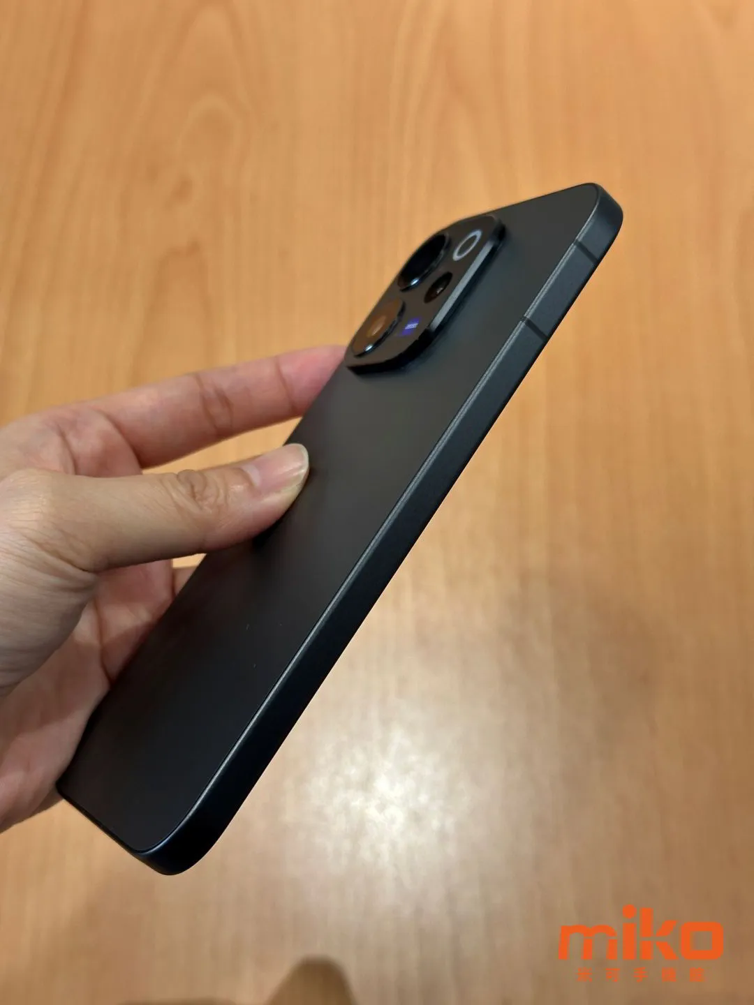 vivo V70 星曜黑外觀 - 3